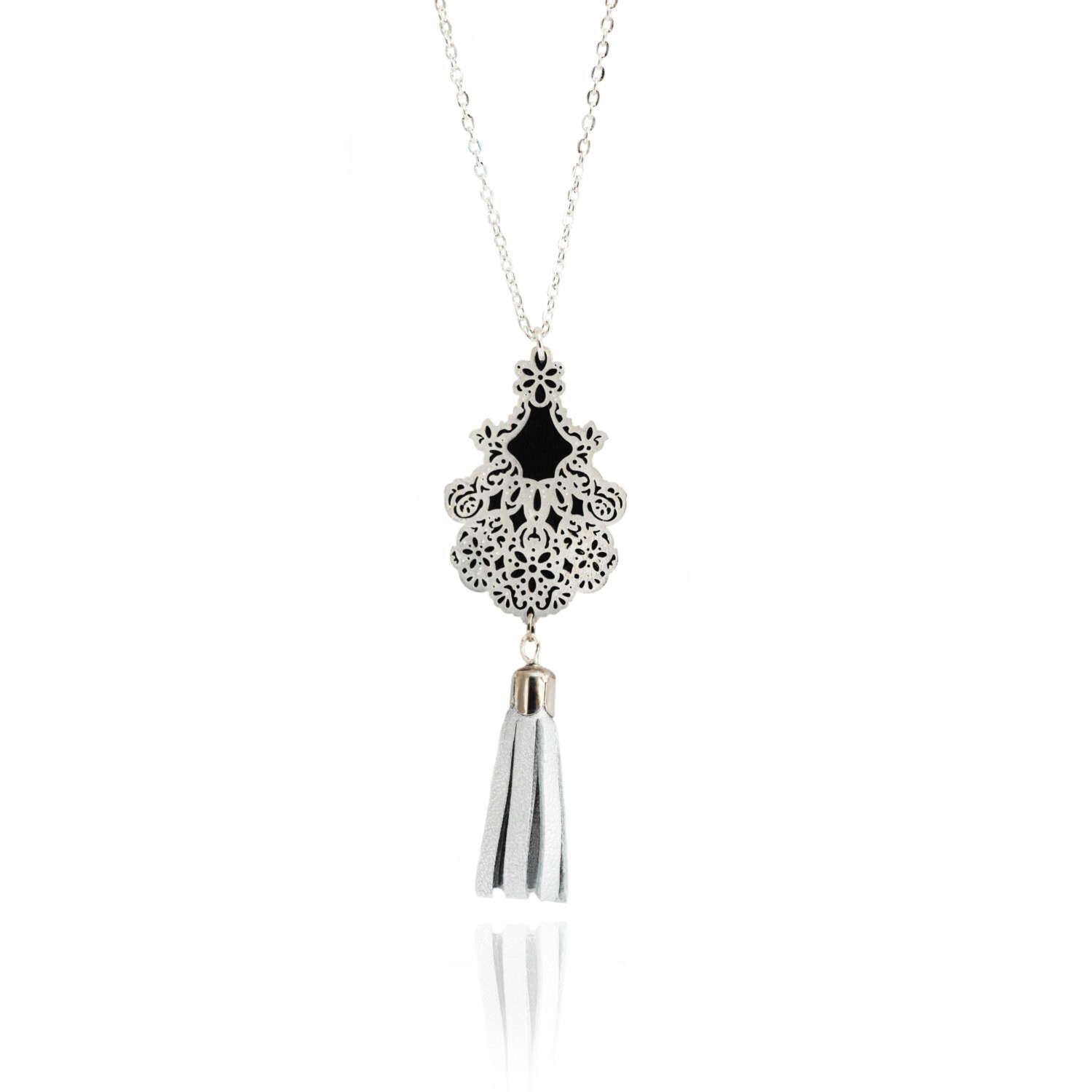 Kette Halskette Leder - Leder-Quaste Schwarz/Silber Versilbert Quaste Lange Anhänger Gemeißelt Metall Juwel Frau Kette Halskette Leder - Leder-Quaste Schwarz/Silber Versilbert Quaste Lange Anhänger Gemeißelt Metall Juwel Frau von Sarayana