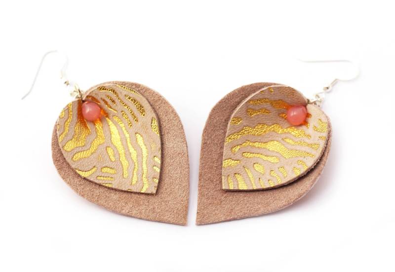 "Moon Ohrringe" Leder Rosa Mit Goldenen Impressionen Gepudert "Moon Ohrringe" Leder Rosa Mit Goldenen Impressionen Gepudert von Sarayana