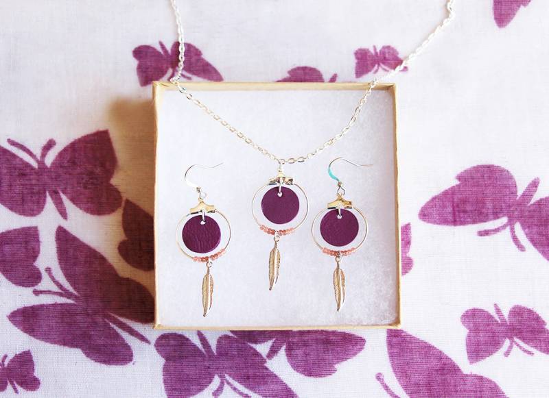 "Nikiti" Pflaume Leder, Feder, Vergoldete Halskette von Sarayana