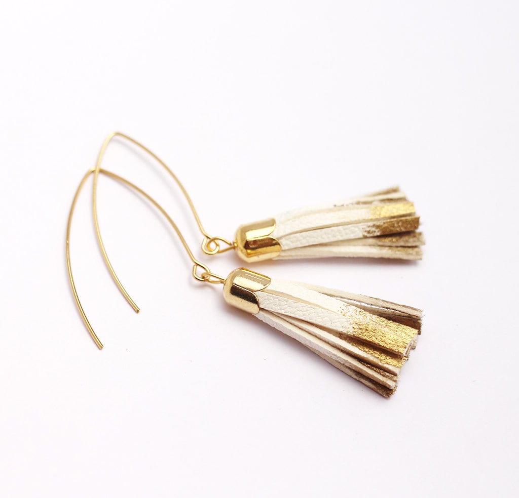 Ohrringe "Gipsy" - Echtleder Gesäumten Weißen Und Goldenen Pompons Lange Ohrschmuck Haken Bohemian-Chic Abend Ohrringe "Gipsy" - Echtleder Gesäumten Weißen Und Goldenen Pompons Lange Ohrschmuck Haken Bohemian-Chic Abend von Sarayana
