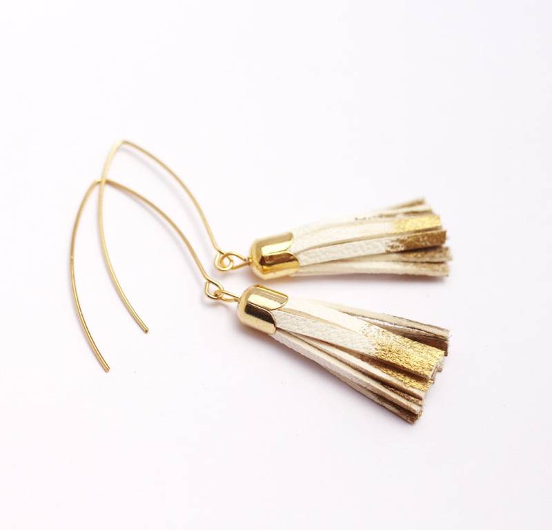 Ohrringe "Gipsy" - Echtleder Gesäumten Weißen Und Goldenen Pompons Lange Ohrschmuck Haken Bohemian-Chic Abend Ohrringe "Gipsy" - Echtleder Gesäumten Weißen Und Goldenen Pompons Lange Ohrschmuck Haken Bohemian-Chic Abend von Sarayana