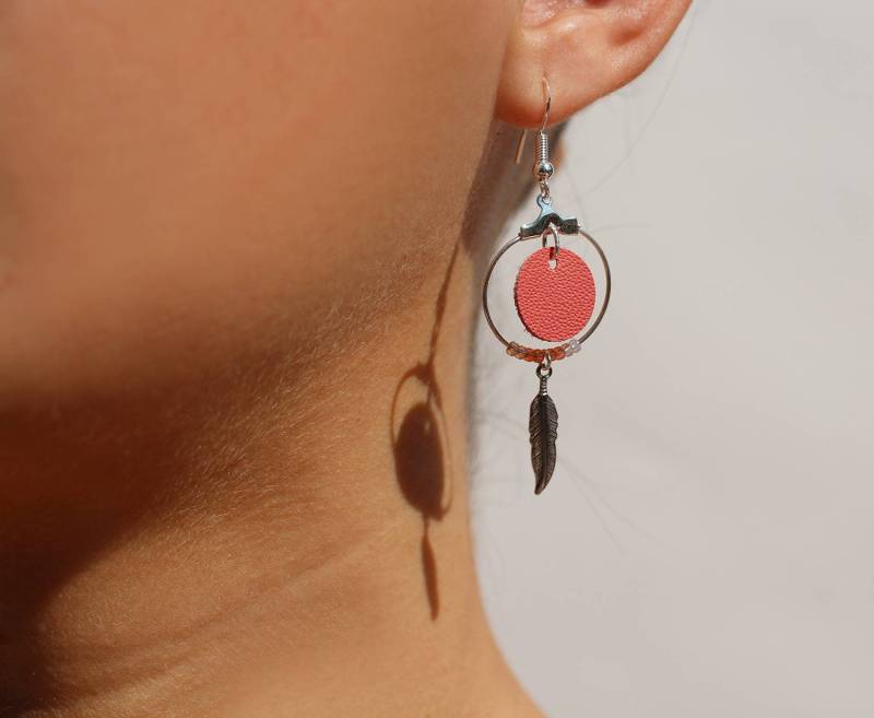 Ohrringe "Nikiti" Leder, Koralle, Feder, Vergoldeten Silber von Sarayana