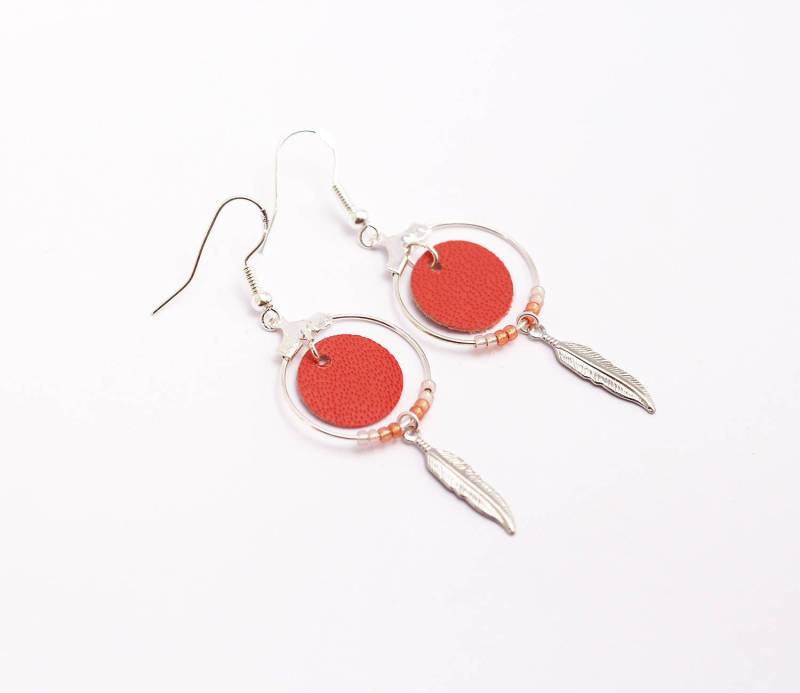 Ohrringe "Nikiti" Leder, Koralle, Feder, Vergoldeten Silber von Sarayana