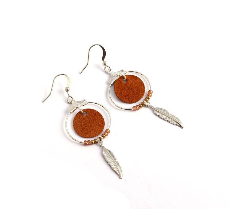 Ohrringe "Nikiti" Leder Camel Braun, Feder, Vergoldeten Silber von Sarayana