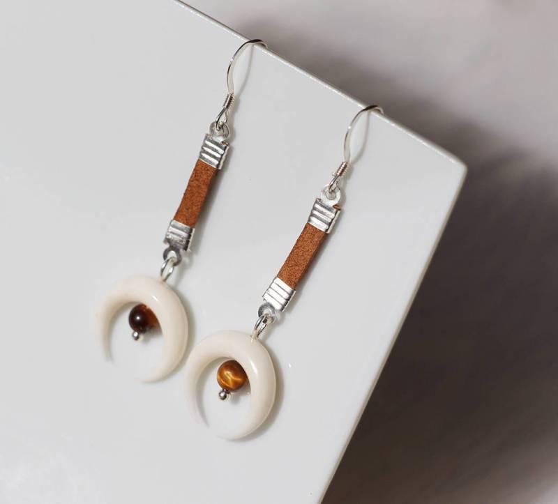 Ohrringe "Nokomis" Braun, Leder, Knochen Geschnitzt Weiß, Tigerauge Ohrringe "Nokomis" Braun, Leder, Knochen Geschnitzt Weiß, Tigerauge von Sarayana