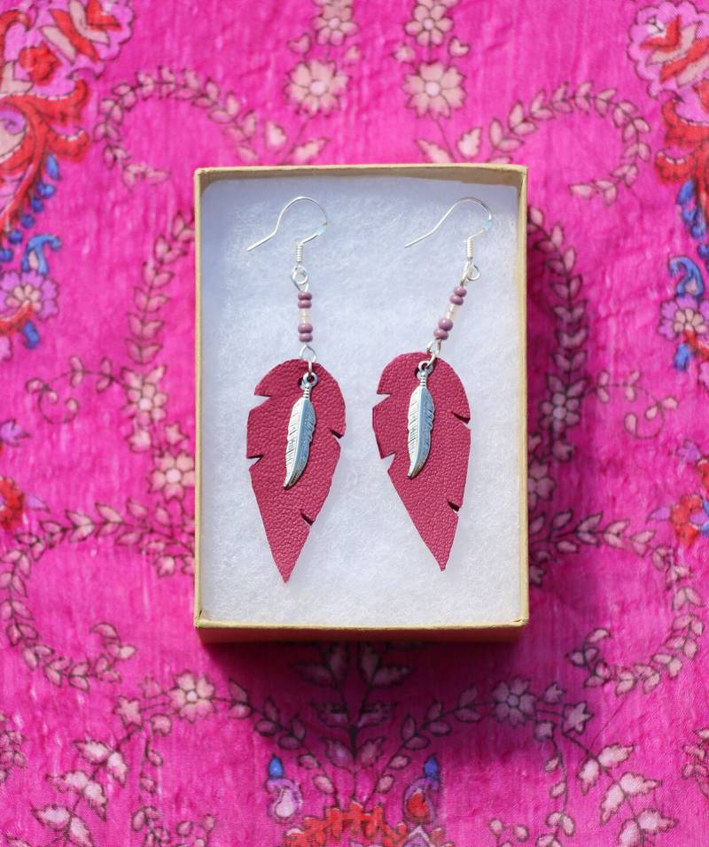 Ohrringe "Pflaume" Leder Lila Feder Silber, 925 Silber Haken von Sarayana