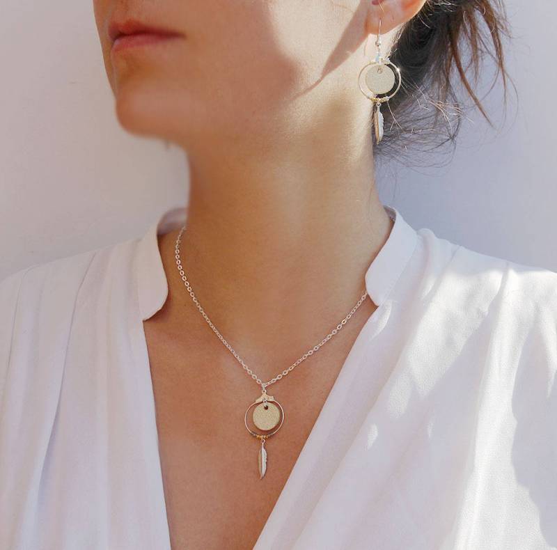 Weihnachts Geschenk Frau - "Nikiti" Golden Champagner Leder, Feder, Vergoldete Halskette von Sarayana