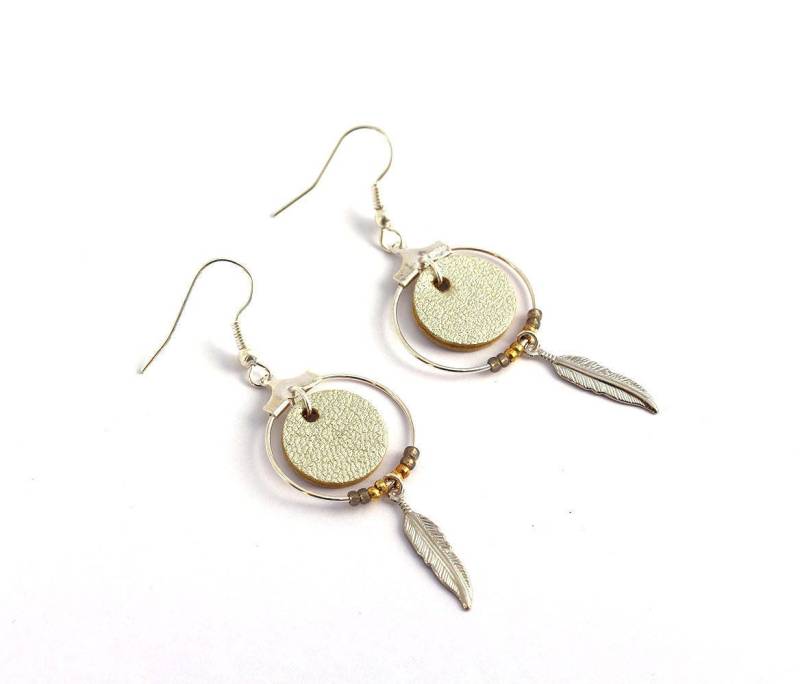 Weihnachts Geschenk Frau - Ohrringe "Nikiti" Goldenen Champagner Leder, Feder, Vergoldeten Silber Weihnachts Geschenk Frau - Ohrringe "Nikiti" Goldenen Champagner Leder, Feder, Vergoldeten Silber von Sarayana