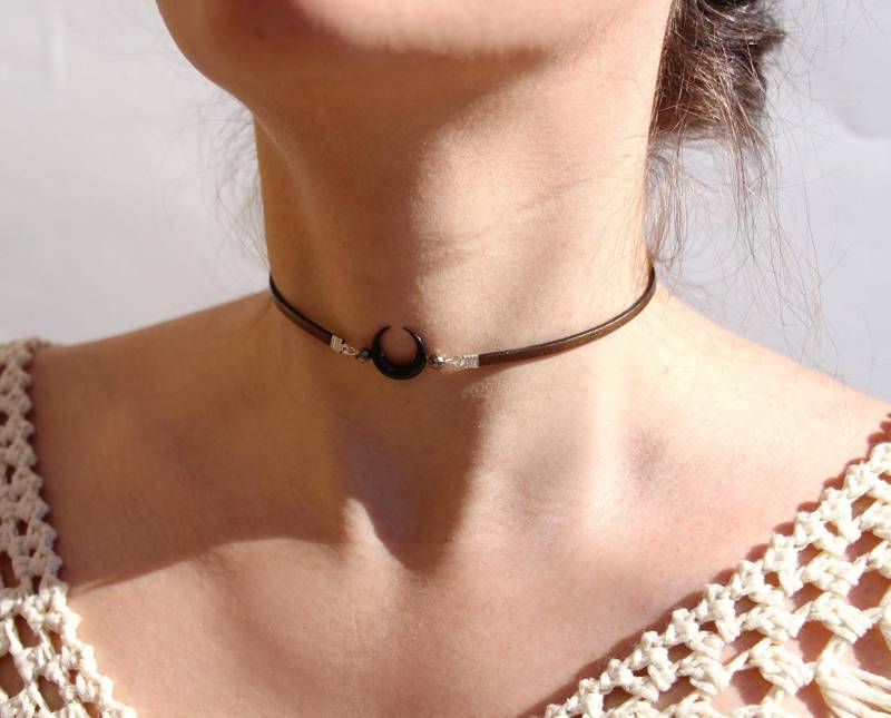 Zum Rand Des Halses "Nokomis" Schwarze Horn Geschnitten Halbmond, Bronze Leder von Sarayana