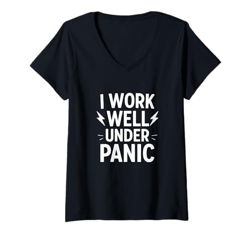 Damen Lustiges Zitat "I Work Well Under Panic" T-Shirt mit V-Ausschnitt Damen Lustiges Zitat "I Work Well Under Panic" T-Shirt mit V-Ausschnitt von Sarcastic Deadline Humor and Crisis Mode Energy