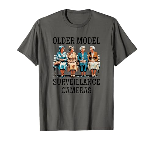 Überwachungskameras älteres Modell Alte Damen Beobachten Spaß T-Shirt Überwachungskameras älteres Modell Alte Damen Beobachten Spaß T-Shirt von Sarcastic Funny Cute Aging Nosy Women CLR