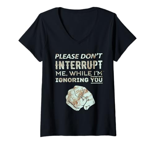 Damen Please Don't Interrupt Me While I'm Ignoring You Funny T-Shirt mit V-Ausschnitt Damen Please Don't Interrupt Me While I'm Ignoring You Funny T-Shirt mit V-Ausschnitt von Sarcastic Humor Quotes Gift Funny Saying Shirt