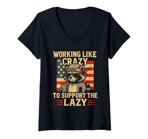 Damen Funny Working Like Crazy to Support The Lazy US Flag Raccoon T-Shirt mit V-Ausschnitt Damen Funny Working Like Crazy to Support The Lazy US Flag Raccoon T-Shirt mit V-Ausschnitt von Sarcastic Raccoon Coffee Work Humor