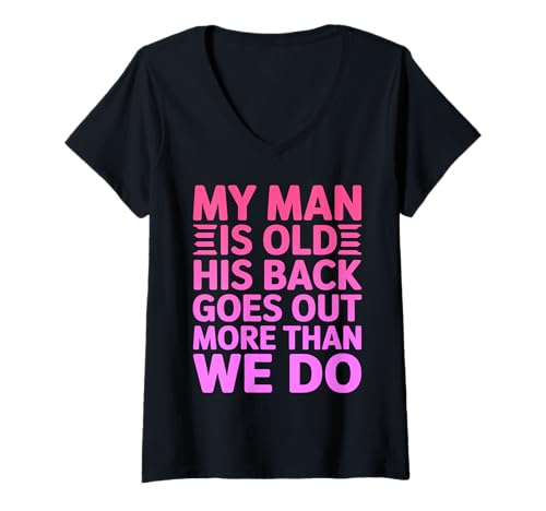 Damen Lustiger Sarkasmus Mein Mann Ist Alt Witziger Spruch T-Shirt mit V-Ausschnitt Damen Lustiger Sarkasmus Mein Mann Ist Alt Witziger Spruch T-Shirt mit V-Ausschnitt von Sarcastic Spouse Humor Apparel