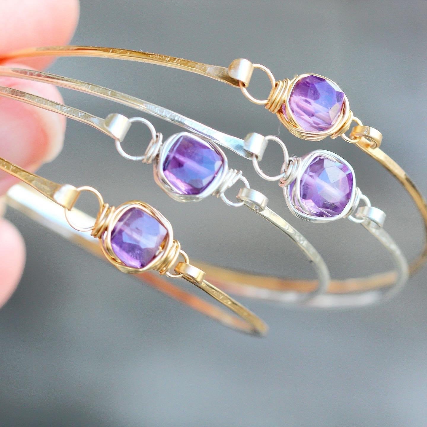 Amethyst Gold Armband, Stacking Armreif, Lünette Wire Wrapped Zierlicher Schmuck, Februar Birthstone Geschenkideen von SaressaDesigns