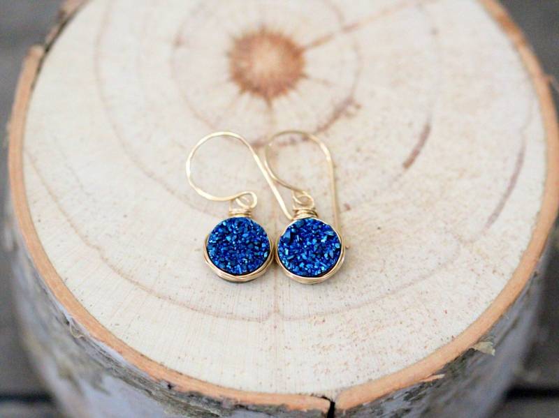Kristall Druzy Ohrringe, Gold Wrapped Kobalt Blau Geoden, Brautjungfer Schmuck Kristall Druzy Ohrringe, Gold Wrapped Kobalt Blau Geoden, Brautjungfer Schmuck von SaressaDesigns