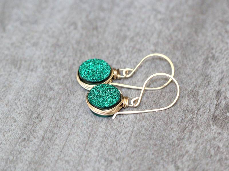 Druzy Gold Ohrringe, Smaragdgrün Kristall, St Patrick's Day Geschenke, Rose, Sterling Silber - Emerald City Druzy Gold Ohrringe, Smaragdgrün Kristall, St Patrick's Day Geschenke, Rose, Sterling Silber - Emerald City von SaressaDesigns