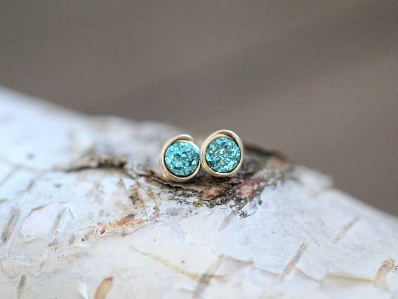 Druzy Gold Ohrstecker, Kleine Edelstein Ohrringe, Blau Grün Teal, Draht Gewickelt Minimalist Schmuck - Micro Druzy Gold Ohrstecker, Kleine Edelstein Ohrringe, Blau Grün Teal, Draht Gewickelt Minimalist Schmuck - Micro von SaressaDesigns