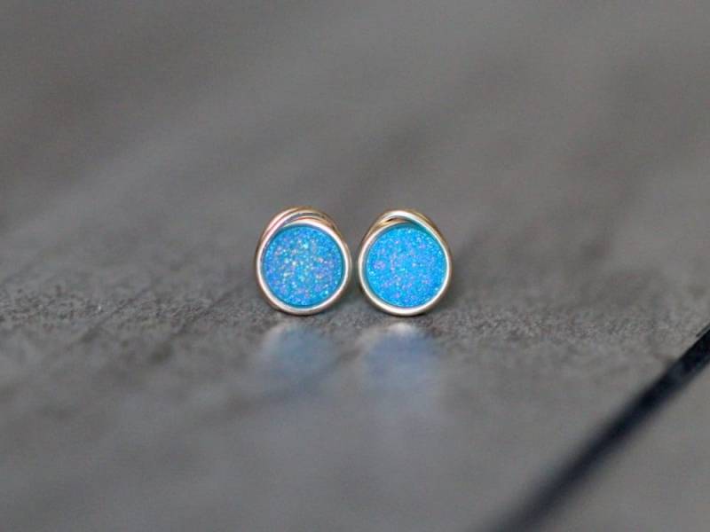Druzy Ohrstecker, Kleine Aqua Blaue Ohrringe, Gold Rose Oder Silber, Kleine Runde Rohe Geode - Micros von SaressaDesigns