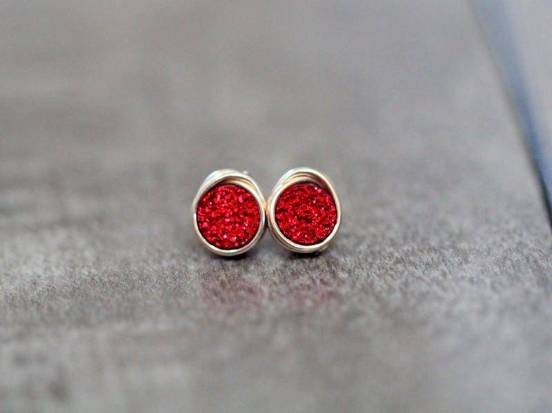 Druzy Ohrstecker, Rote Kleine Ohrringe in Gold Rose Oder Silber, Raw Gezel Geoden - Tamale Druzy Ohrstecker, Rote Kleine Ohrringe in Gold Rose Oder Silber, Raw Gezel Geoden - Tamale von SaressaDesigns