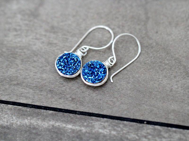 Druzy Silber Ohrringe, Kobaltblaue Rohe Geode Kristall Sterling 925 Druzy Silber Ohrringe, Kobaltblaue Rohe Geode Kristall Sterling 925 von SaressaDesigns