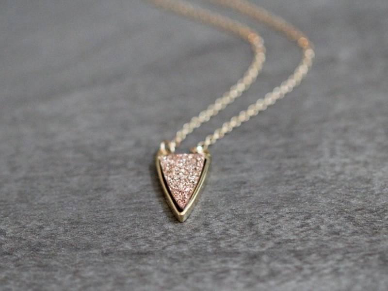 Druzy Triangle Halskette, Rosegold Geode Anhänger, Zierlicher Boho Schmuck - Finn Druzy Triangle Halskette, Rosegold Geode Anhänger, Zierlicher Boho Schmuck - Finn von SaressaDesigns
