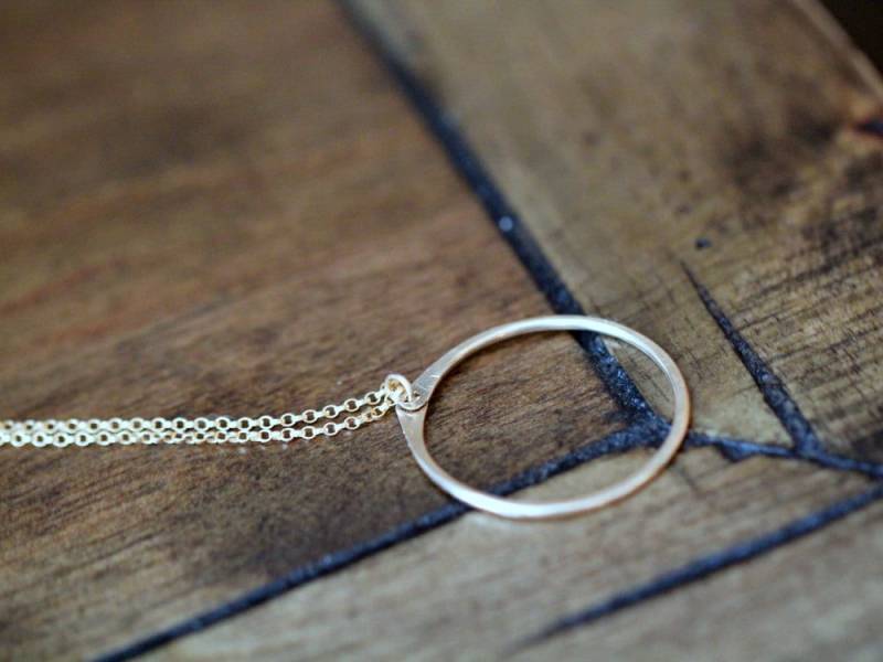 Gold Hoop, Offener Kreis Anhänger, Gehämmert, Rose, Sterling Silber, Layering Halskette von SaressaDesigns