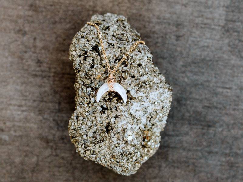 Halbmond Anhänger, Halskette, Perlmutt Schmuck, Kleiner Himmelsstein, Getragen Im Fernsehen - Moonbeam Halbmond Anhänger, Halskette, Perlmutt Schmuck, Kleiner Himmelsstein, Getragen Im Fernsehen - Moonbeam von SaressaDesigns