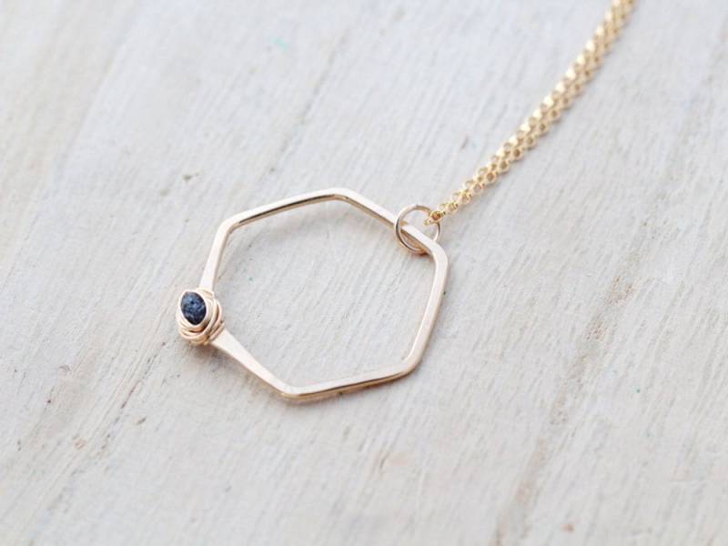 Hexagon Diamant Anhänger Halskette, Schwarzer Rohdiamant, April Geburtsstein, Boho Style - Lichtbrechung von SaressaDesigns
