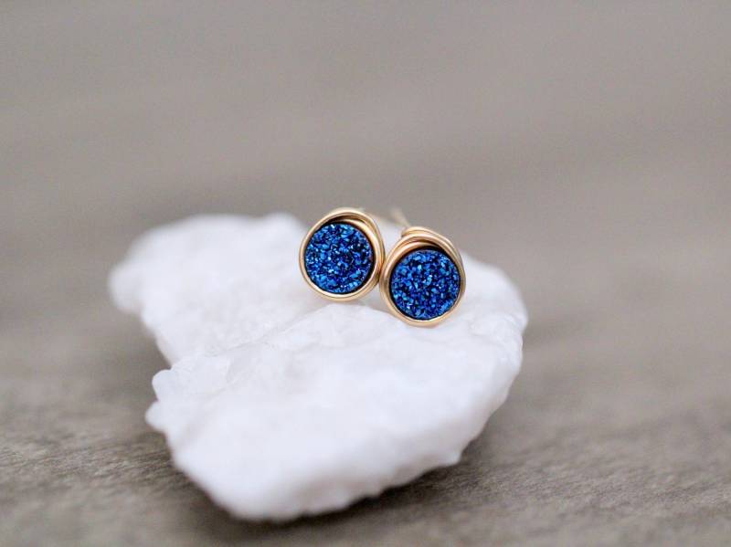Kleine Druzy Ohrstecker, Blaue Ohrringe, 6 Mm Rohe Geoden von SaressaDesigns