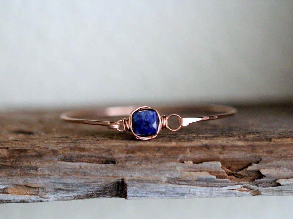 Lapis Lazuli Gold Armband, Bezel Wrapped Edelstein Stacking Armreif, 14K Rose Gefüllt, Sterling Silber, Scharnierverschluss von SaressaDesigns