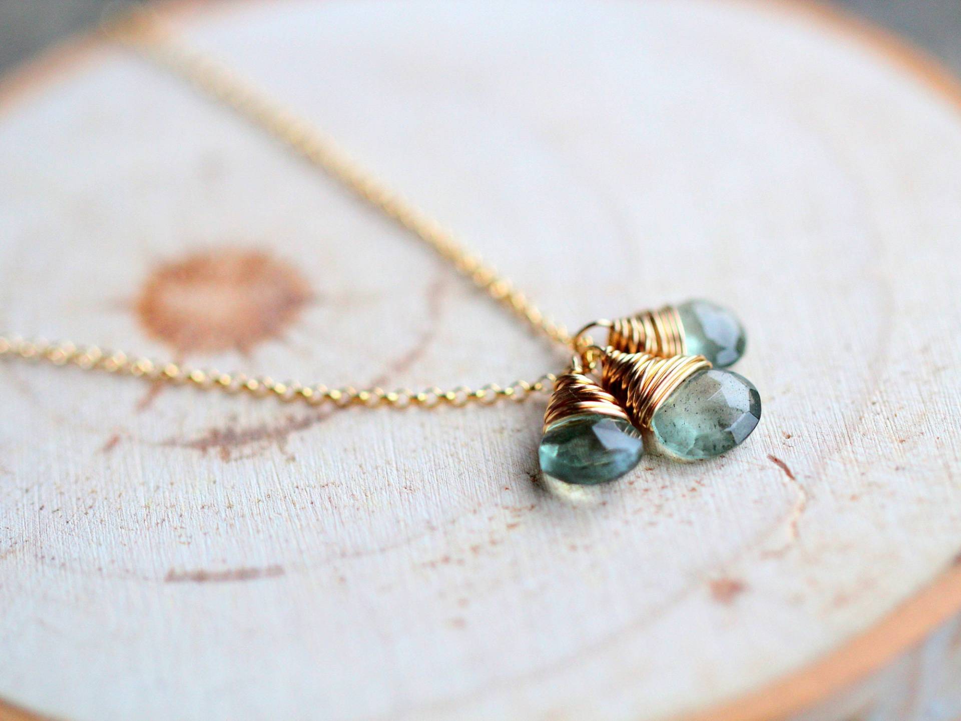 Moos Aquamarine Halskette, März Birthstone Trio Tropfen Charme Halskette in 14K Gold Gefüllt, Gewickelte Edelstein-Halskette von SaressaDesigns