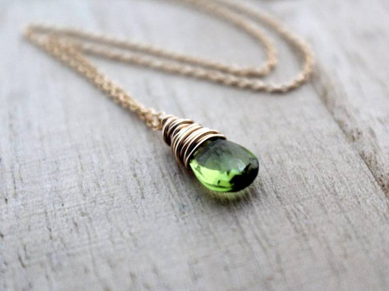 Peridot Halskette in 14K Gold Filled, Wire Wrapped August Birthstone, Apfelgrün Herbstmode Peridot Halskette in 14K Gold Filled, Wire Wrapped August Birthstone, Apfelgrün Herbstmode von SaressaDesigns