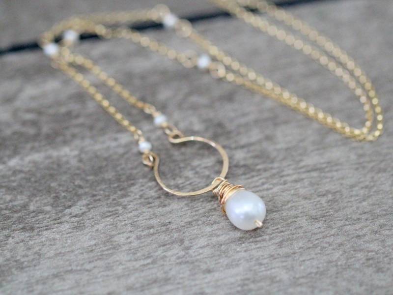 Perle Goldkette, Tropfen Hoop Anhänger, 14K Rose, Sterling Silber, Zarter Edelstein, Hochzeits Schmuck Perle Goldkette, Tropfen Hoop Anhänger, 14K Rose, Sterling Silber, Zarter Edelstein, Hochzeits Schmuck von SaressaDesigns