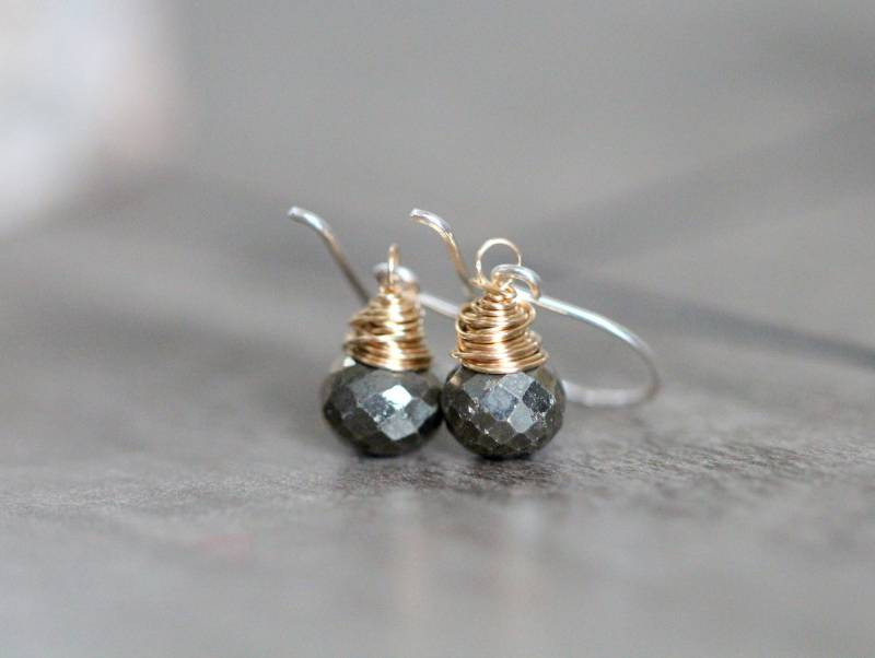 Pyrit Mixed Metal Ohrringe, Gold Silber Edelstein Charms, Einfache Baumeln Ohrringe von SaressaDesigns