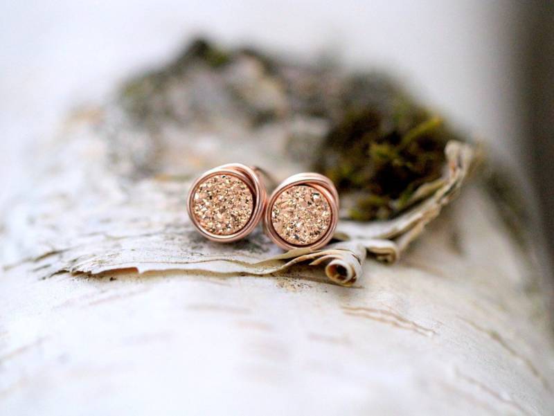 Rose Gold Ohrstecker, Druzy Rosegold Gefüllt, Sterling Silber, Zierliche Schmuck Geschenke Rose Gold Ohrstecker, Druzy Rosegold Gefüllt, Sterling Silber, Zierliche Schmuck Geschenke von SaressaDesigns