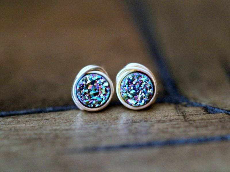 Winzige Druzy Ohrstecker, Regenbogen Grün Rohkristall, Gold Rose Oder Silber - Sea Farer von SaressaDesigns