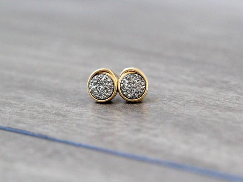 Winzige Druzy Ohrstecker, Runde Graue Rohe Geode, Gold Rose Oder Silber Wrap Edge von SaressaDesigns