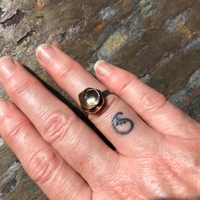 Vermischte Metallring, Hexagonring Vermischte Metallring, Hexagonring von SariLynnStudio