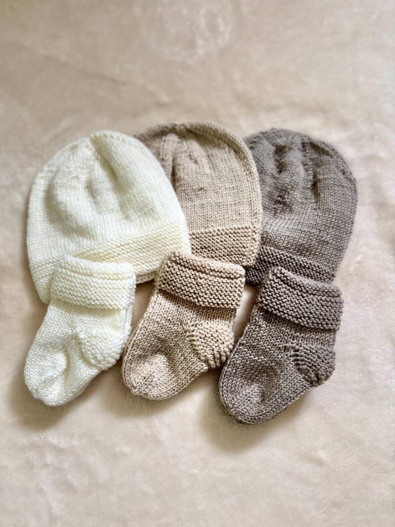 Babysocken Und Mütze Gestrickt Von Merino Wolle Für Babys von SariSoniWelt