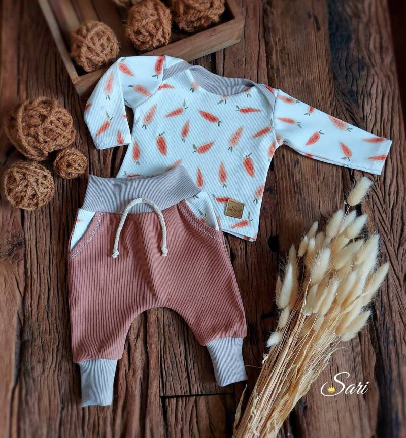 Baby Set "Karotte" Gr. 56 Outfit Pumphose Langarmshirt Aus Rippstrick Jersey Handmade Baby Set "Karotte" Gr. 56 Outfit Pumphose Langarmshirt Aus Rippstrick Jersey Handmade von Sarihandmadestuff