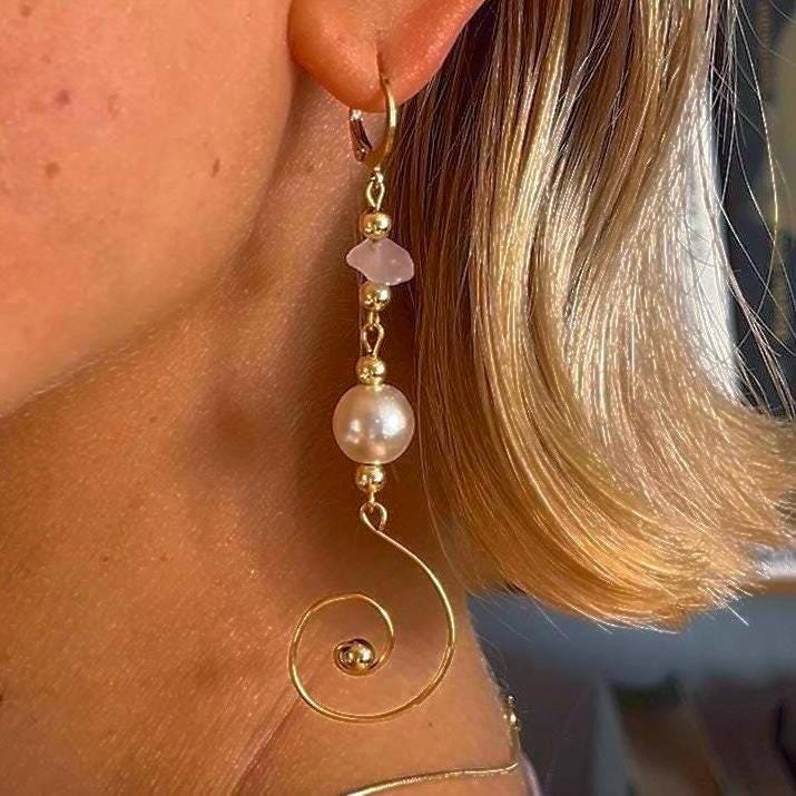 Aphrodite Rosenquarz Ohrringe Perle Handgemachter Edelstein Schmuck Feminin Elegant Geburtstagsstein Geschenk Boho Weihnachtsgeschenk Damen von Sarisvati