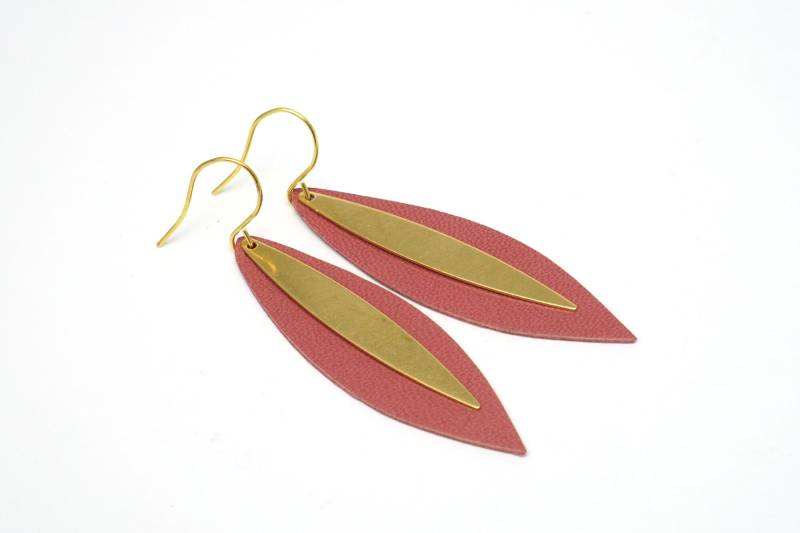Leder Ohrringe Elegantes Blatt Mit Messing, Rosa + Weitere Farben Leder Ohrringe Elegantes Blatt Mit Messing, Rosa + Weitere Farben von SarkanyBerlin