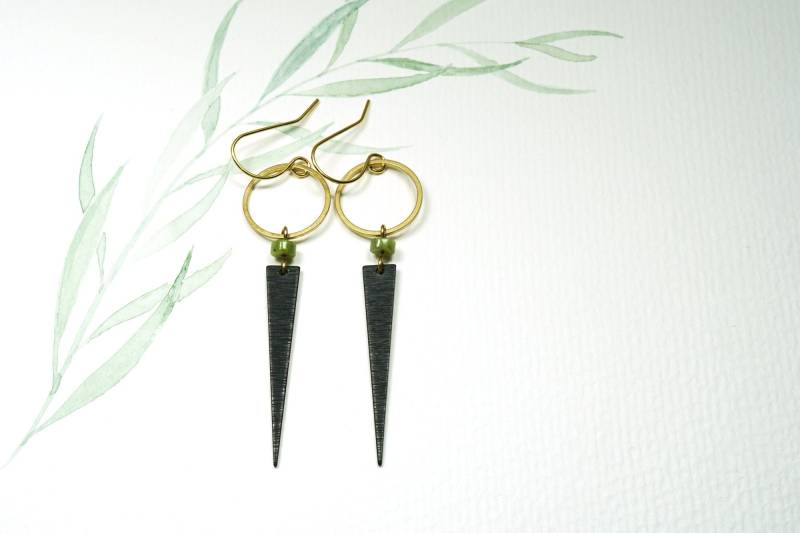 Ohrringe Schwarzes Langes Dreieck Mit Messingkreis Und Jadeperle Ohrringe Schwarzes Langes Dreieck Mit Messingkreis Und Jadeperle von SarkanyBerlin