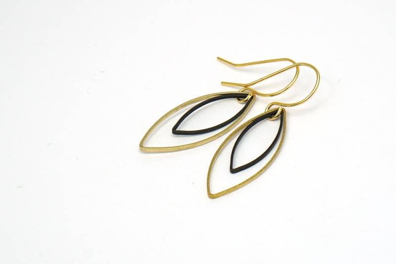 Ohrringe Zartes Doppelblatt Messing Mit Schwarz von SarkanyBerlin
