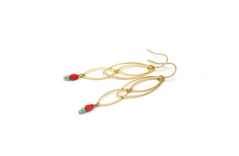 Vergoldete Ohrringe Unendlichkeit Mit Roter Perle von SarkanyBerlin