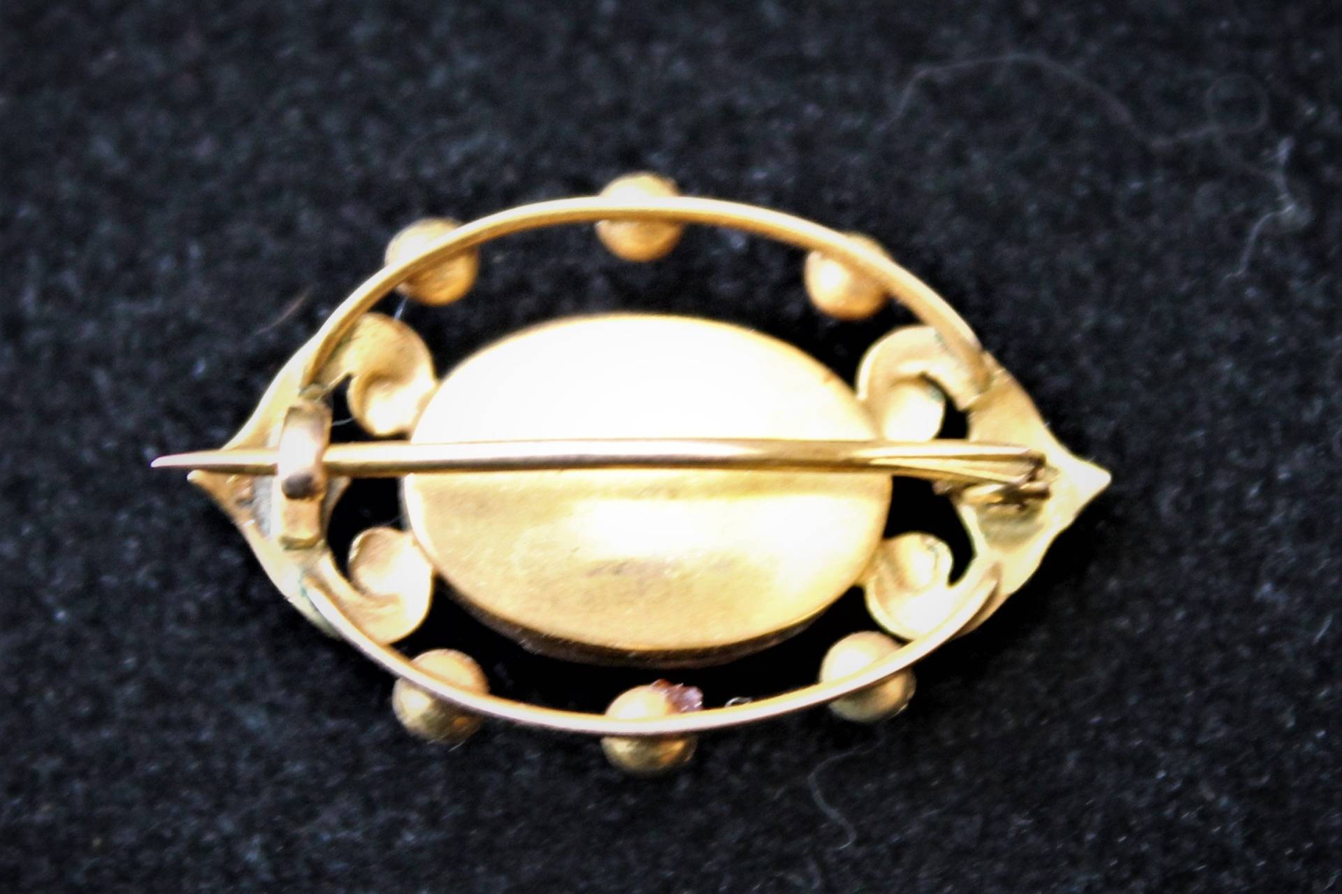 C1880 Kleine Victorian 15 Karat Gold Blau Guilloche & Saatperlen Set Spitzen Pin C1880 Kleine Victorian 15 Karat Gold Blau Guilloche & Saatperlen Set Spitzen Pin von Sarthesusie