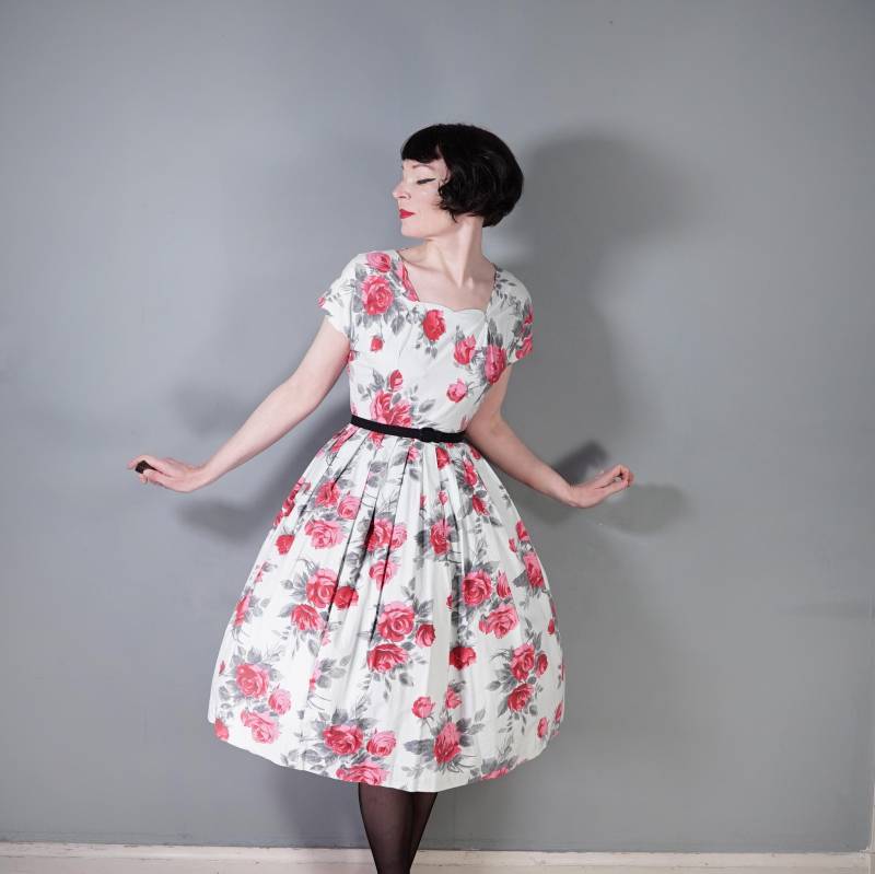 50Er 1950Er Jahre Blasses Graues Und Leuchtendes Großes Rotes Rosen Druck Floral Baumwoll Tageskleid - Mid Century Vollrock Frühling Sommerkleid von SartorialMatters