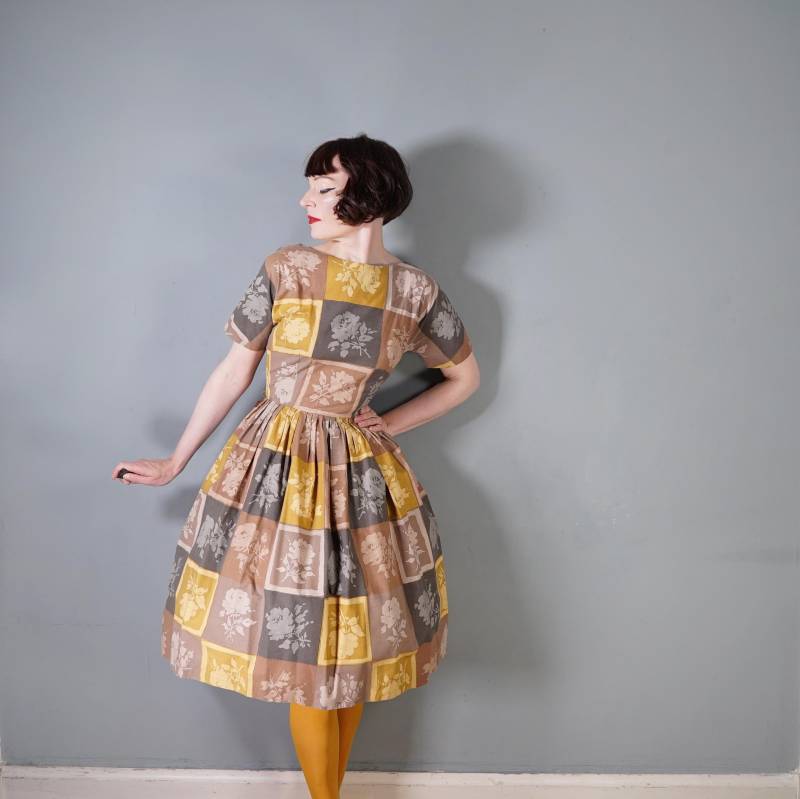 50Er 1950Er Jahre "Style Queen" Herbstliches Braunes Und Gelbes Rosen Stencil Blumen Print Kleid Mit Langem Rock - S-M von SartorialMatters