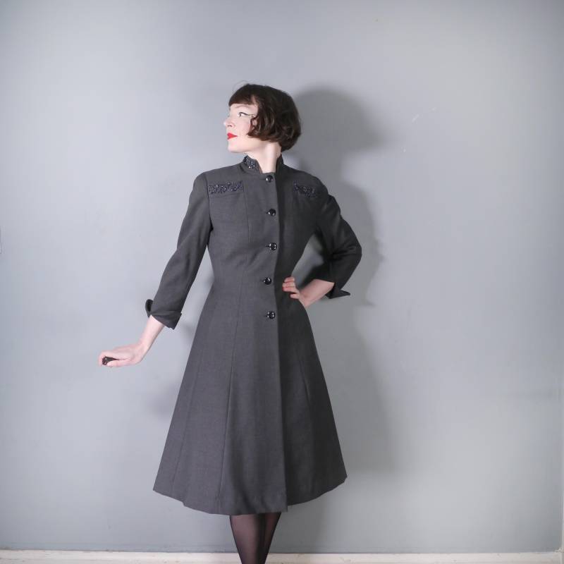 50Er 60Er Jahre Crayson Grau Perlenbesetzter Eleganter Princess Dress Mantel - S-M von SartorialMatters